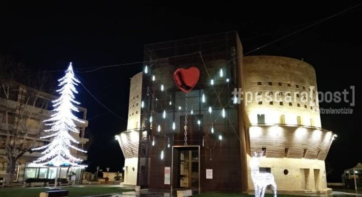 Immagini Di Natale Al Mare.Francavilla Al Mare Le Luci E L Atmosfera Di Natale Tra Piazza Sirena E Pontile Foto Pescarapost